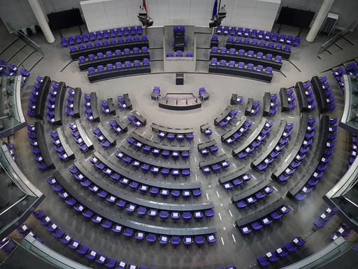 Blick in den leeren Plenarsaal des Deutschen Bundestags. Mit der Wahlrechtsreform soll die Anzahl der Abgeordneten-Sitze im Bundestag neu reguliert werden.