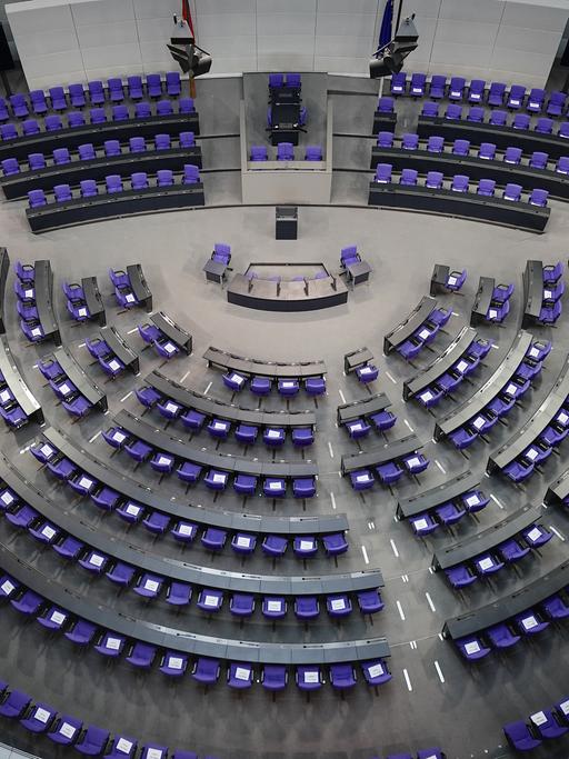 Blick in den leeren Plenarsaal des Deutschen Bundestags. Mit der Wahlrechtsreform soll die Anzahl der Abgeordneten-Sitze im Bundestag neu reguliert werden.