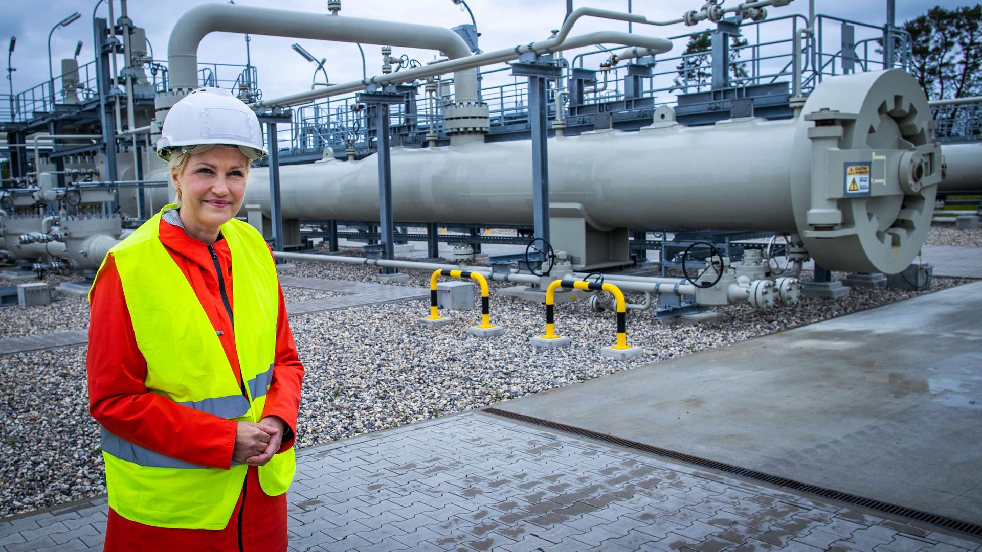Manuela Schwesig (SPD), Ministerpräsidentin von Mecklenburg-Vorpommern, besucht am Industriehafen Lubmin die Gas-Anlandestation der Ostseepipeline Nord Stream 2 (aufgenommen am 15.10.2020) Manuela Schwesig (SPD), Ministerpräsidentin von Mecklenburg-Vorpommern, besucht am Industriehafen Lubmin die Gas-Anlandestation der Ostseepipeline Nord Stream 2 (aufgenommen am 15.10.2020)