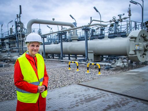 Manuela Schwesig (SPD), Ministerpräsidentin von Mecklenburg-Vorpommern, besucht am Industriehafen Lubmin die Gas-Anlandestation der Ostseepipeline Nord Stream 2 (aufgenommen am 15.10.2020) 