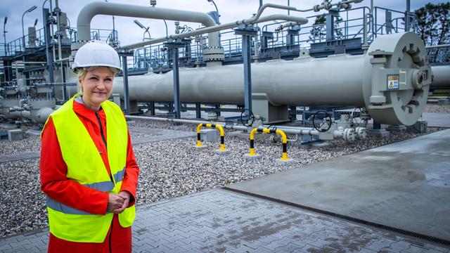 Manuela Schwesig (SPD), Ministerpräsidentin von Mecklenburg-Vorpommern, besucht am Industriehafen Lubmin die Gas-Anlandestation der Ostseepipeline Nord Stream 2 (aufgenommen am 15.10.2020) 