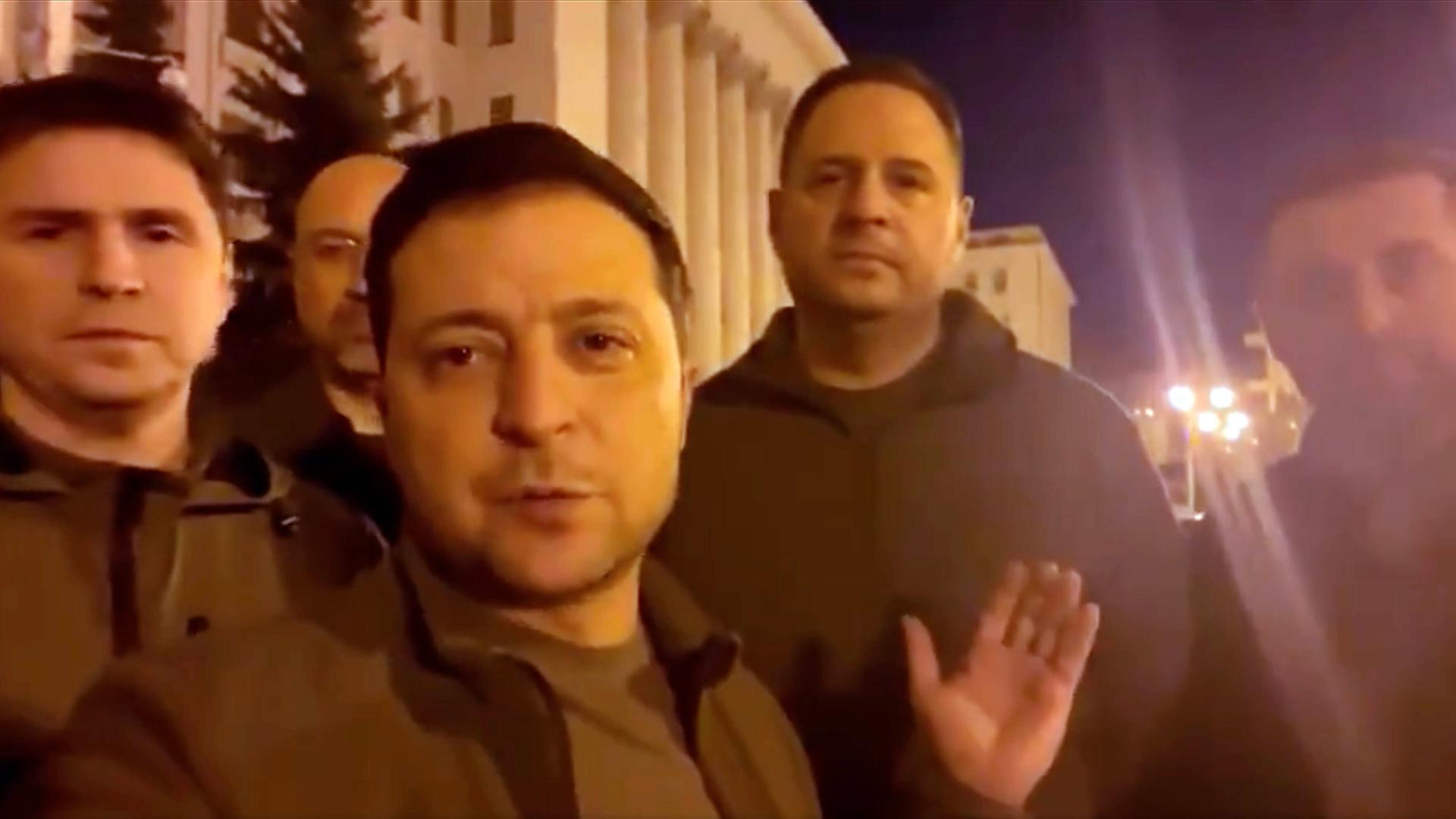 Der ukrainische Präsident Wolodymyr Selenskyj, umgeben von einigen Mitarbeitern, wendet sich am Freitagabend an die Bevölkreung Der ukrainische Präsident Wolodymyr Selenskyj, umgeben von einigen Mitarbeitern, wendet sich am Freitagabend an die Bevölkreung