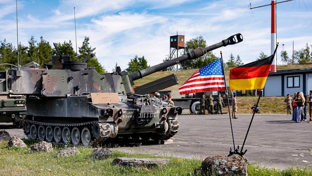 Ein US-amerikanischer Paladin-Panzer steht hinter zwei Fahnen der USA und Deutschland bei einer multinationalen Artillerie-Feuerübung der US-Armee mit knapp 2400 Soldaten aus 19 Nationen auf dem Truppenübungsplatz Grafenwöhr in Bayern.