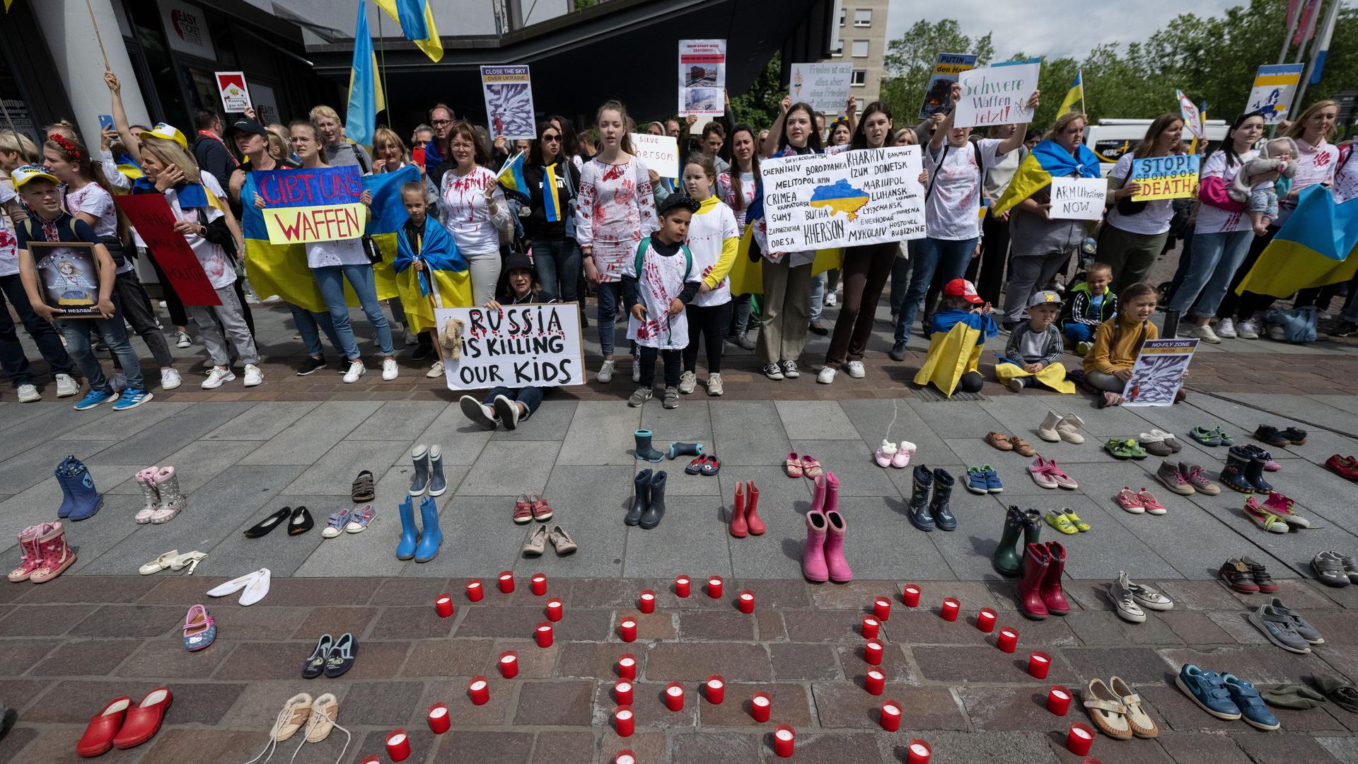 Ukrainerinnen und ihre Kinder demonstrieren beim Katholikentag in Stuttgart und fordern unter anderem Waffenlieferungen von Deutschland.