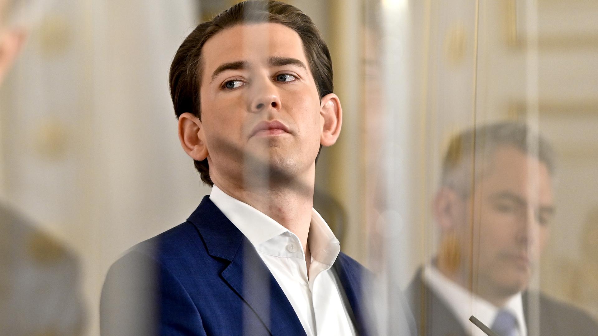 Der frühere Bundeskanzler Sebastian Kurz und im Hintergrund sein Nachfolger Karl Nehammer. Der frühere Bundeskanzler Sebastian Kurz und im Hintergrund sein Nachfolger Karl Nehammer.