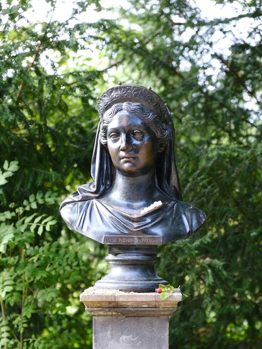 Bronzebüste von Königin Luise von Preussen im Charlottenburger Park