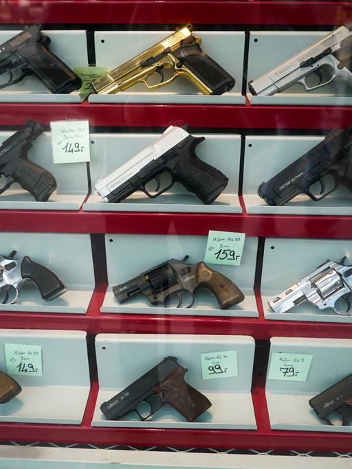  Schaufenster eines Waffengeschaefts, das Revolver, Pistolen Schreckschuss- und Signalwaffen verkauft. 