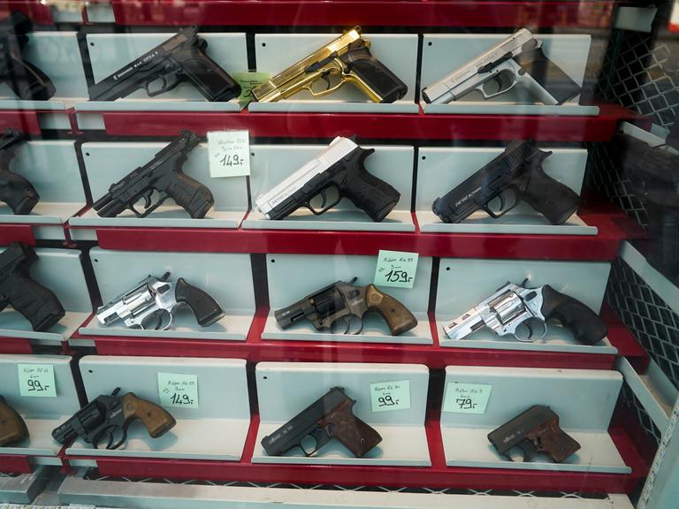  Schaufenster eines Waffengeschaefts, das Revolver, Pistolen Schreckschuss- und Signalwaffen verkauft. 