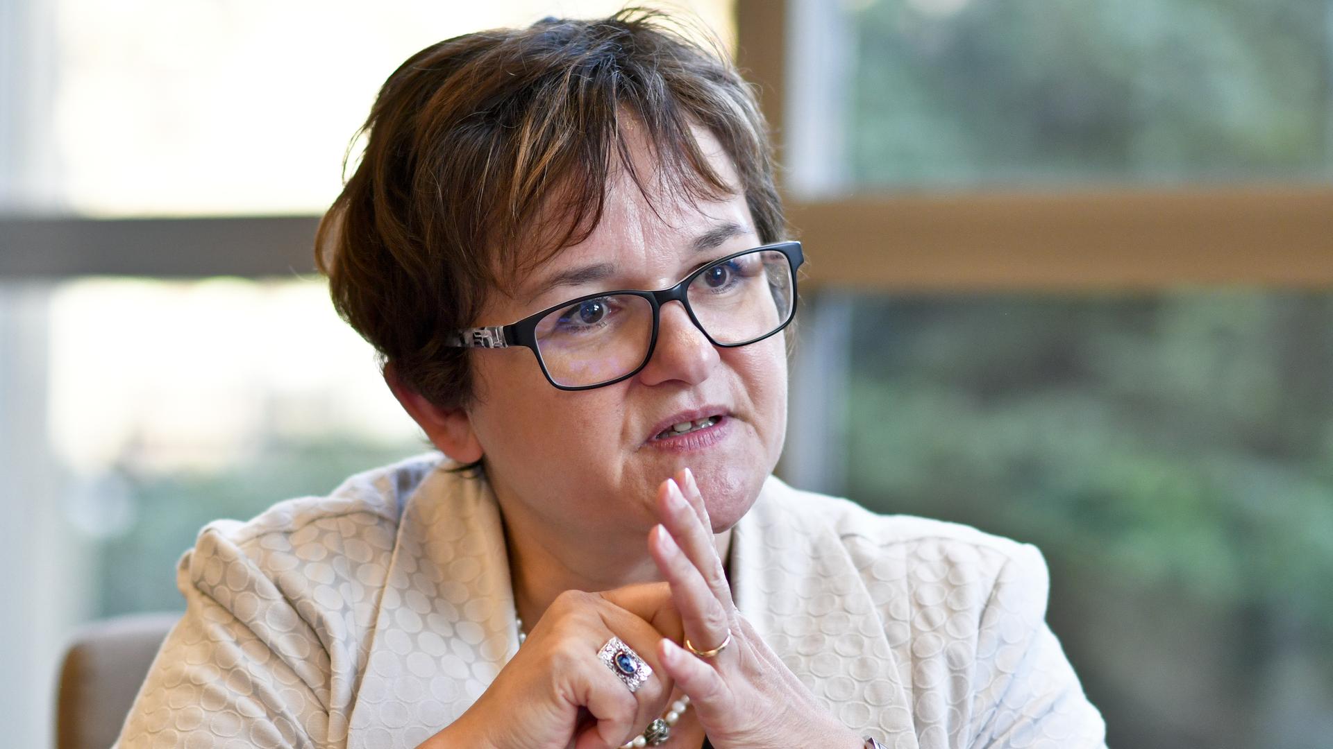Sabine Lautenschläger gestikuliert während eines Interviews. Sabine Lautenschläger gestikuliert während eines Interviews.
