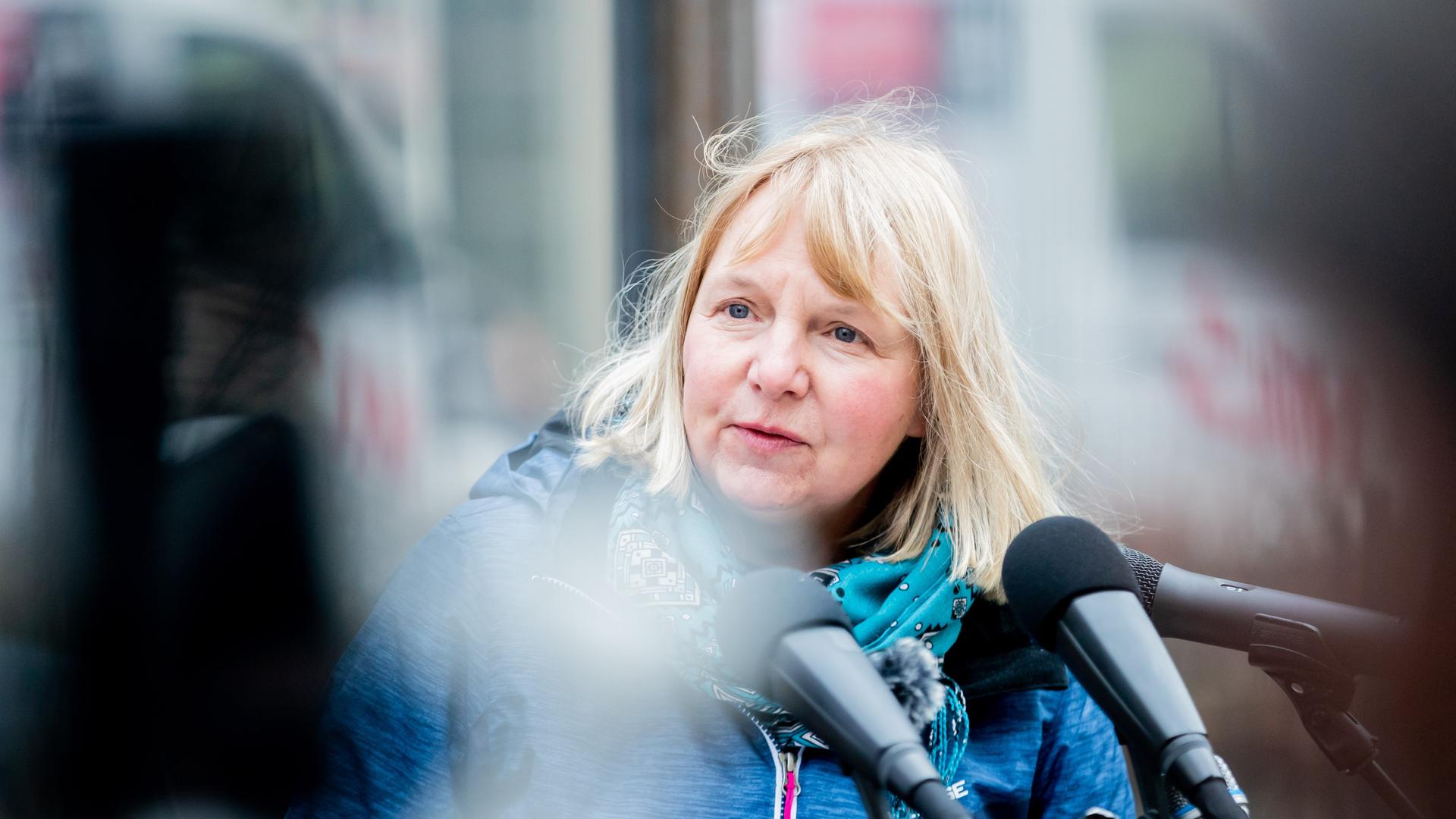 Eine blonde Frau, die Theaterregisseurin Astrid Vehstedt, spricht auf einer Pressekonferenz im Garten des Berliner Maxim Gorki Theaters. Eine blonde Frau, die Theaterregisseurin Astrid Vehstedt, spricht auf einer Pressekonferenz im Garten des Berliner Maxim Gorki Theaters.