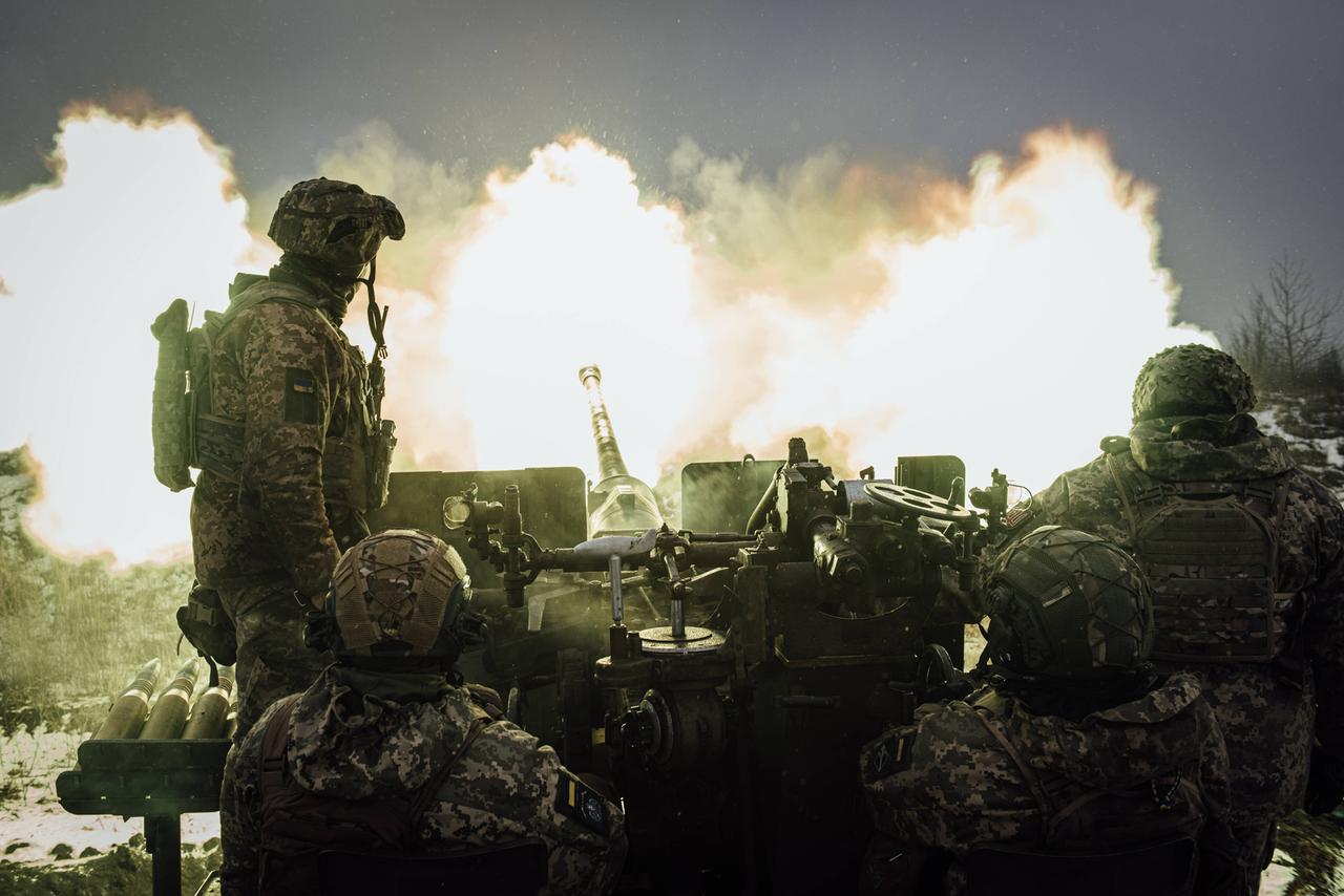 Ukrainische Soldaten feuern auf russische Stellungen bei Bachmut am 4. Februar 2023 Ukrainische Soldaten feuern auf russische Stellungen bei Bachmut am 4. Februar 2023