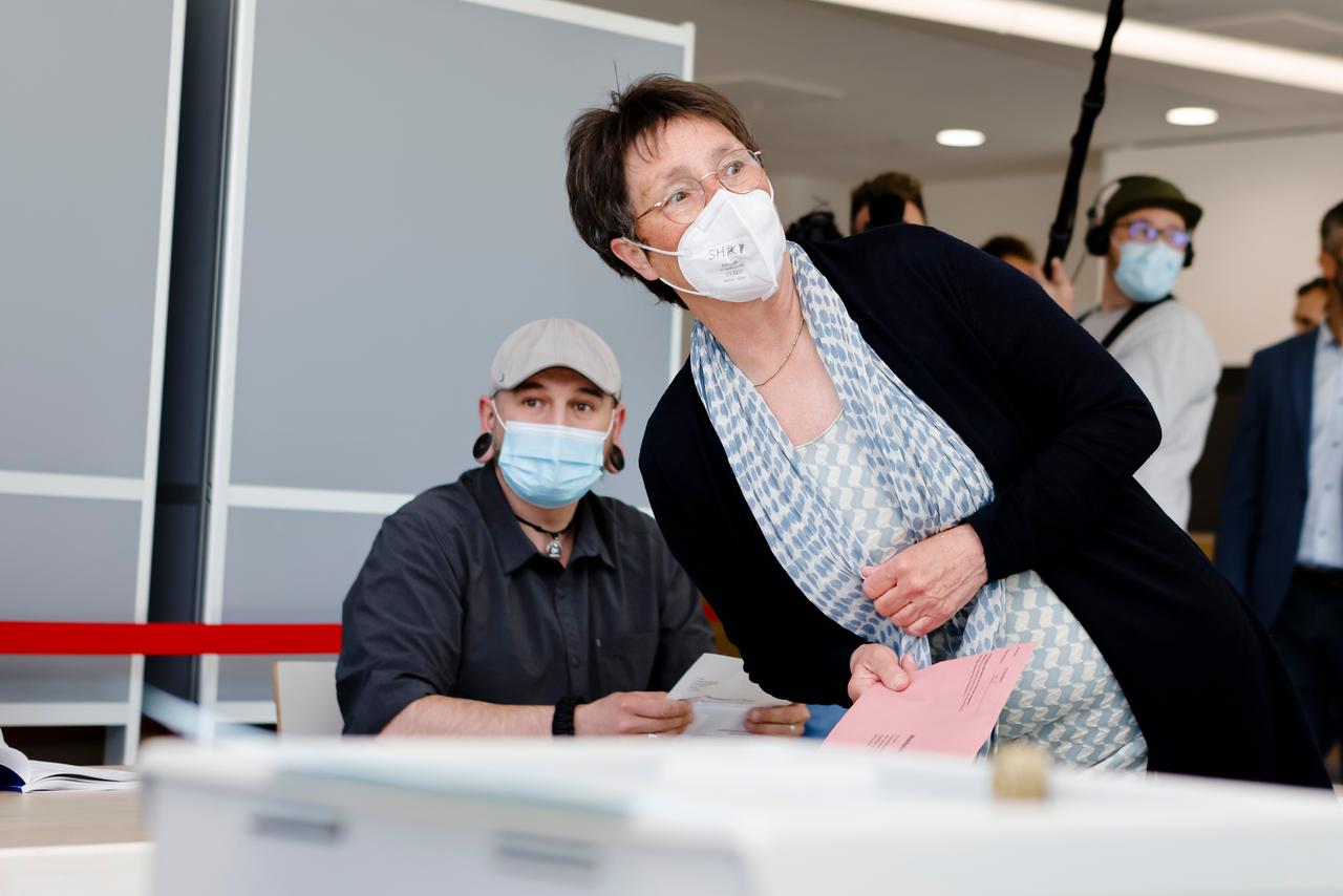 Schleswig-Holsteins Finanzministerin Monika Heinold, Spitzenkandidatin von Bündnis90/Die Grünen, erkundigt sich nach dem Weg zur Stimmabgabe ihrer Briefwahl in der Kieler Hebbel-Schule. Schleswig-Holsteins Finanzministerin Monika Heinold, Spitzenkandidatin von Bündnis90/Die Grünen, erkundigt sich nach dem Weg zur Stimmabgabe ihrer Briefwahl in der Kieler Hebbel-Schule.