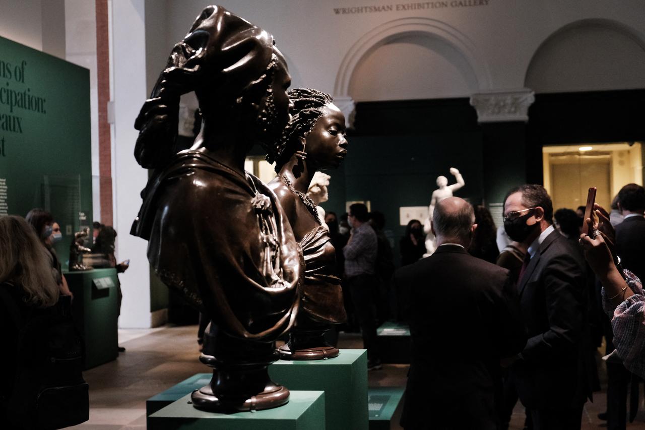 Besucher der Ausstellung "Fictions of Emancipation: Carpeaux Recast" im New Yorker Metropolitan Museum of Art.