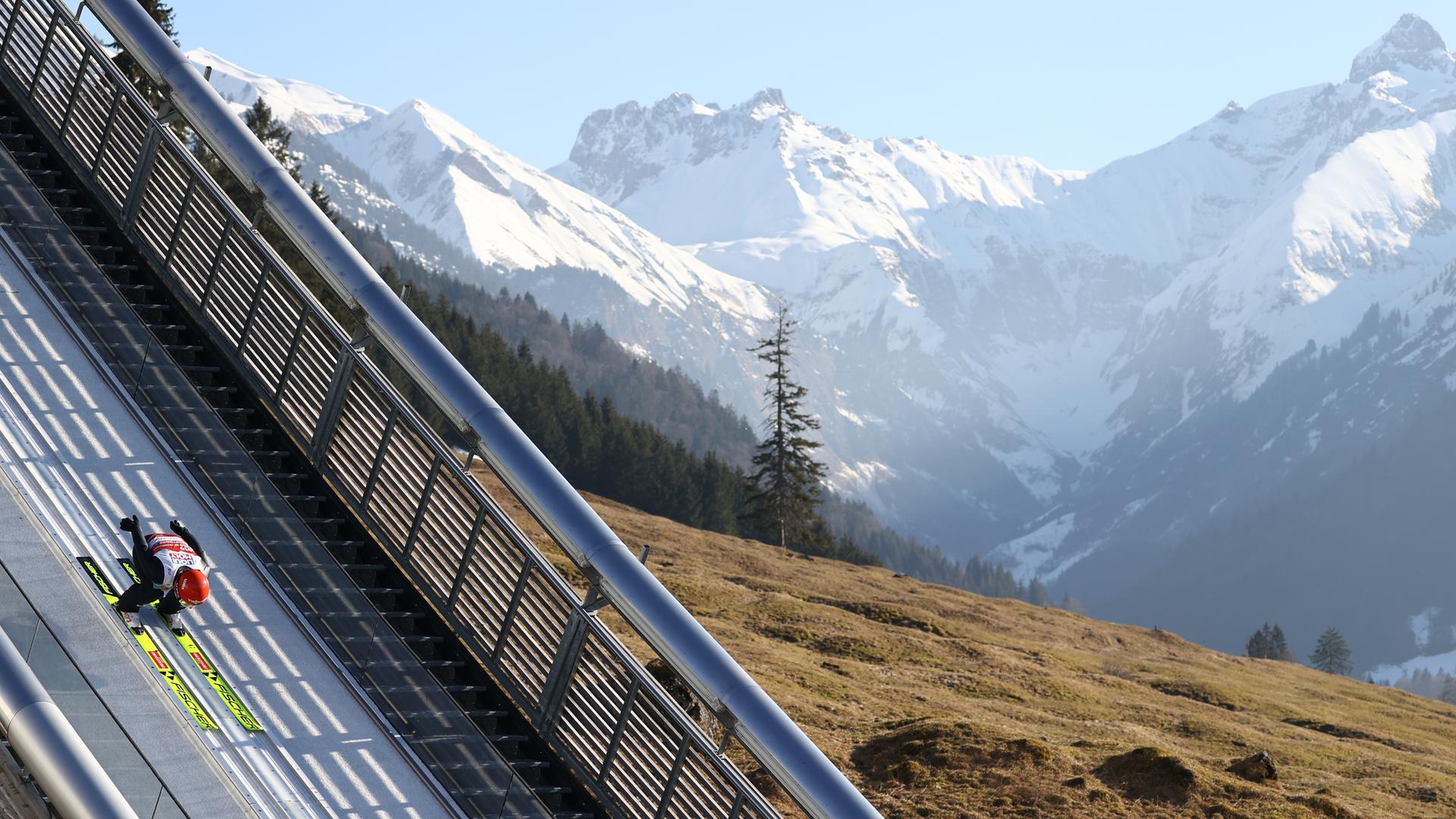Katharina Althaus auf der Schanze in Oberstdorf, im Hintergrund die Berge Katharina Althaus auf der Schanze in Oberstdorf, im Hintergrund die Berge