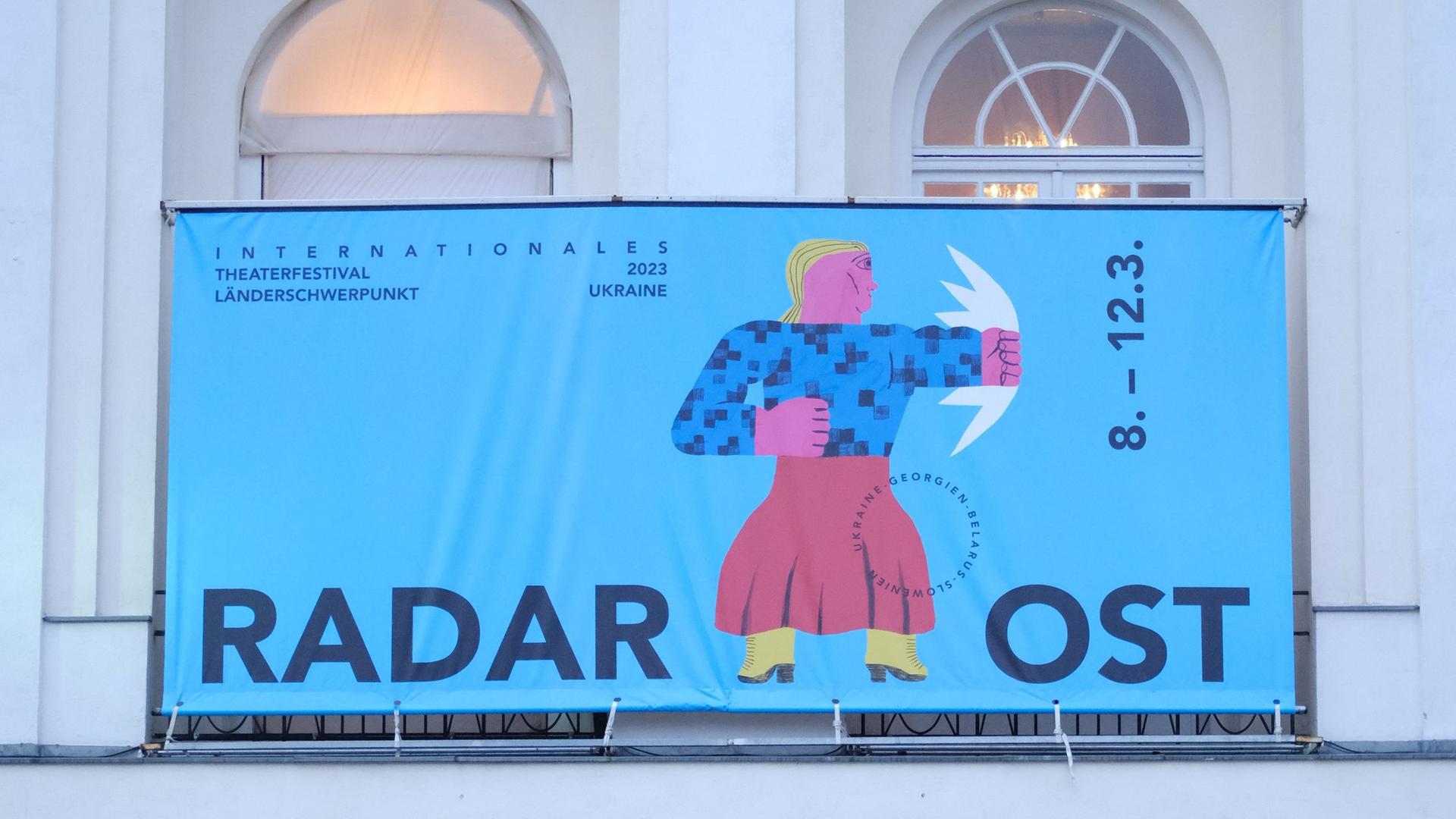 Über dem Eingang des deutsches Theaters hängt das Festivalplakat von "Radar Ost" mit einer Figur auf blauem Grund, die einen Faustschlag in Richtung Osten vollführt. Über dem Eingang des deutsches Theaters hängt das Festivalplakat von "Radar Ost" mit einer Figur auf blauem Grund, die einen Faustschlag in Richtung Osten vollführt.