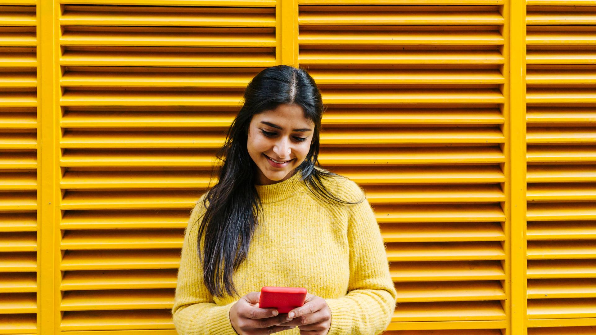 Eine junge Frau an einem Smartphone Eine junge Frau an einem Smartphone