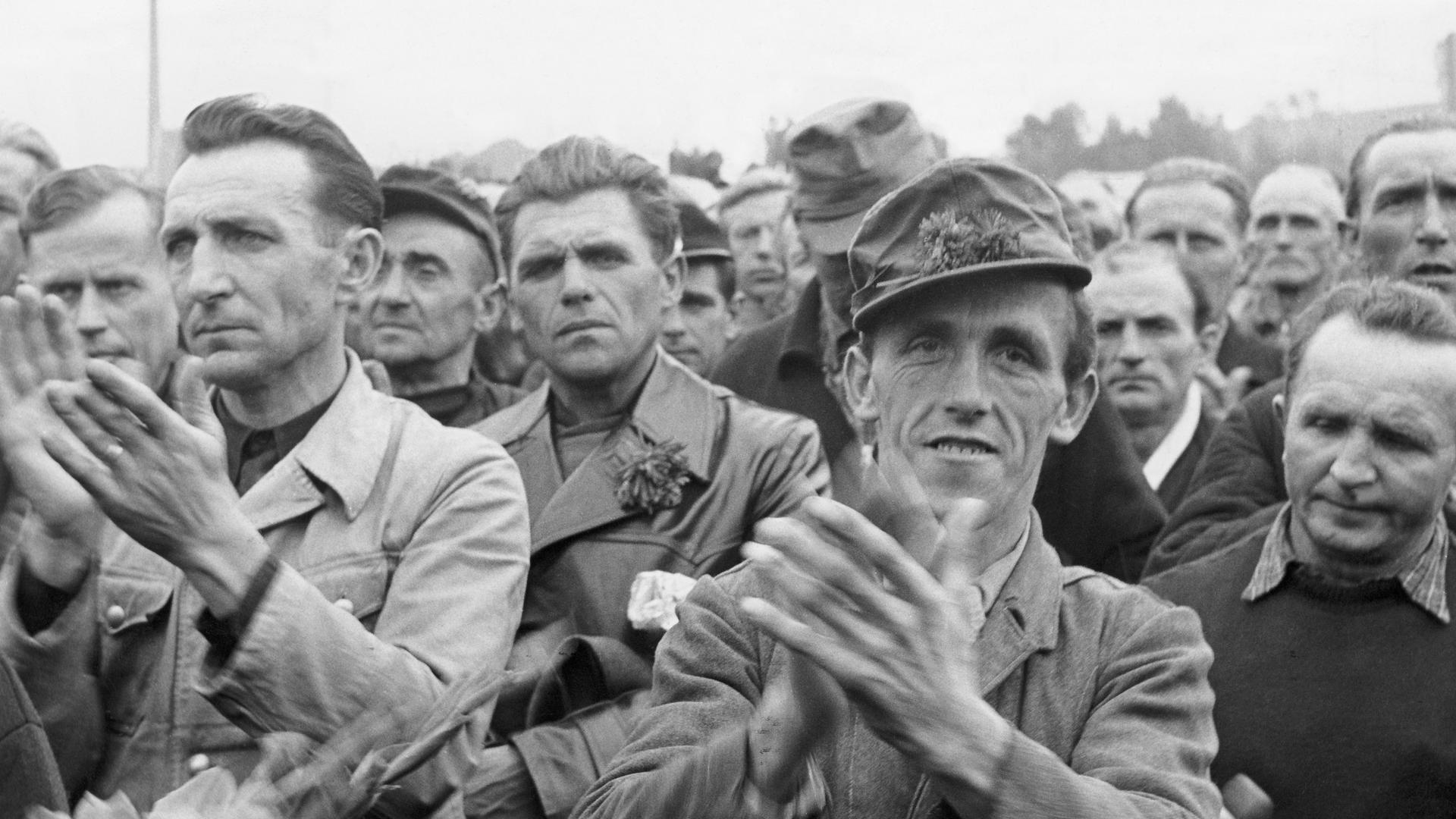 Rückkehr der letzten deutschen Kriegsgefangenen - Heimkehrer bei ihrer Ankunft im Lager Friedland am 9. Oktober 1955 Rückkehr der letzten deutschen Kriegsgefangenen - Heimkehrer bei ihrer Ankunft im Lager Friedland am 9. Oktober 1955