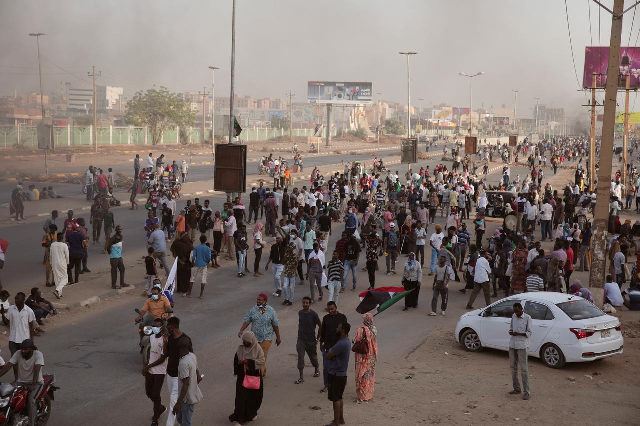 Protestierende im Sudan am Jahrestag vorangegangener Volksaufstände am 6. April 2022 auf der Straße in Khartum