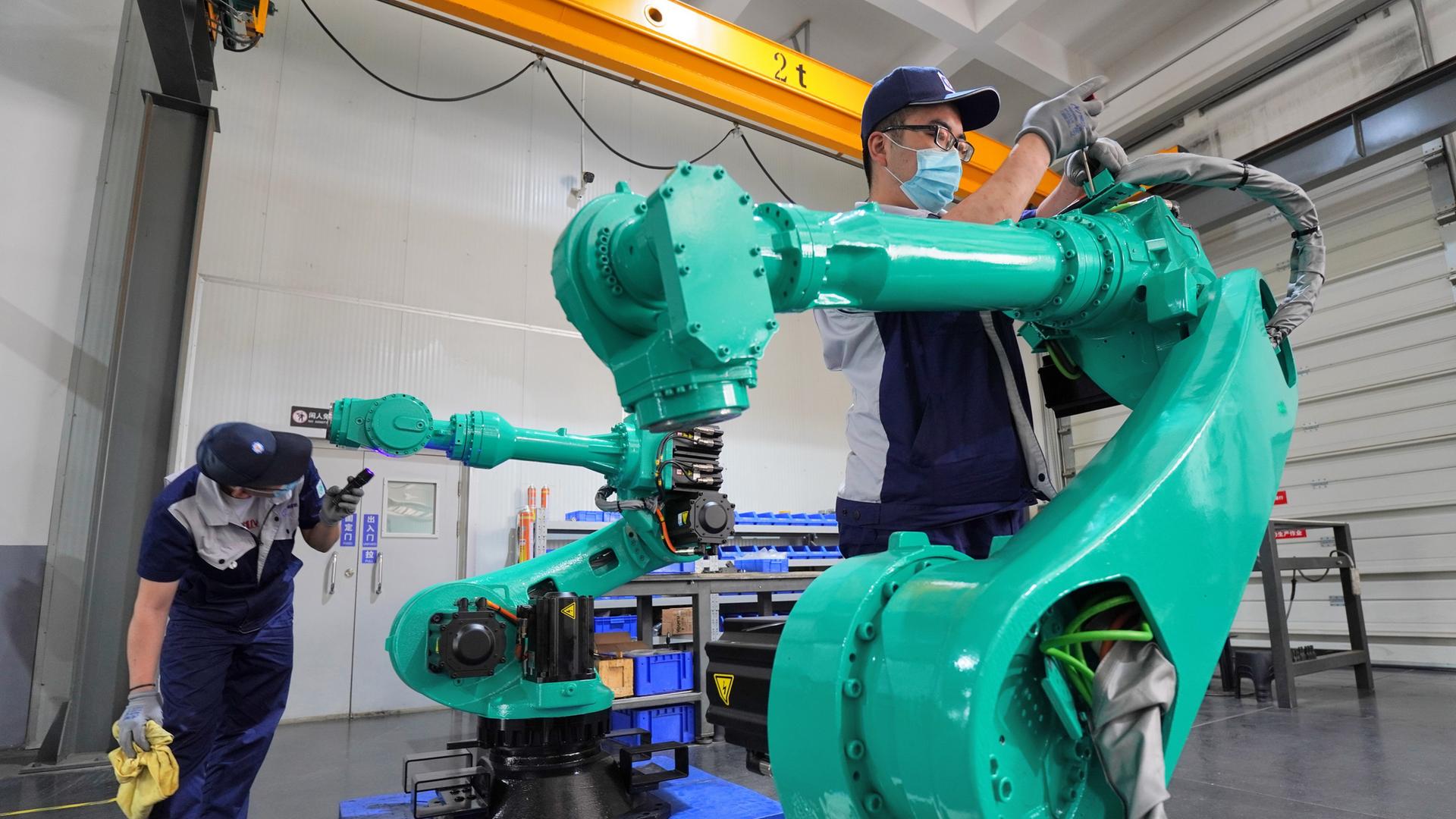 Ein Angestellter der Aidi Precision Machinery Co., LTD in Yantai, in Ostchina, arbeitet an der Fertigstellung eines Industrieroboters. Ein Angestellter der Aidi Precision Machinery Co., LTD in Yantai, in Ostchina, arbeitet an der Fertigstellung eines Industrieroboters.