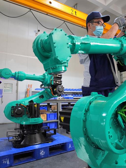 Ein Angestellter der Aidi Precision Machinery Co., LTD in Yantai, in Ostchina, arbeitet an der Fertigstellung eines Industrieroboters. 