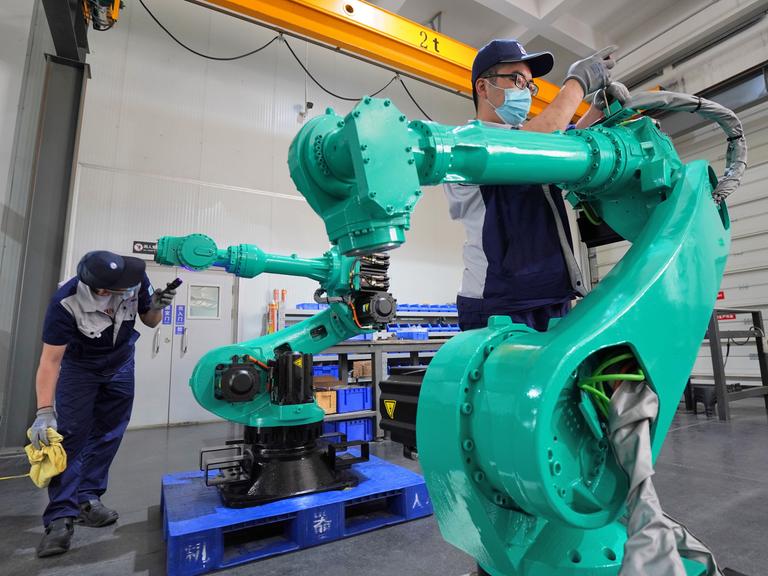 Ein Angestellter der Aidi Precision Machinery Co., LTD in Yantai, in Ostchina, arbeitet an der Fertigstellung eines Industrieroboters. 