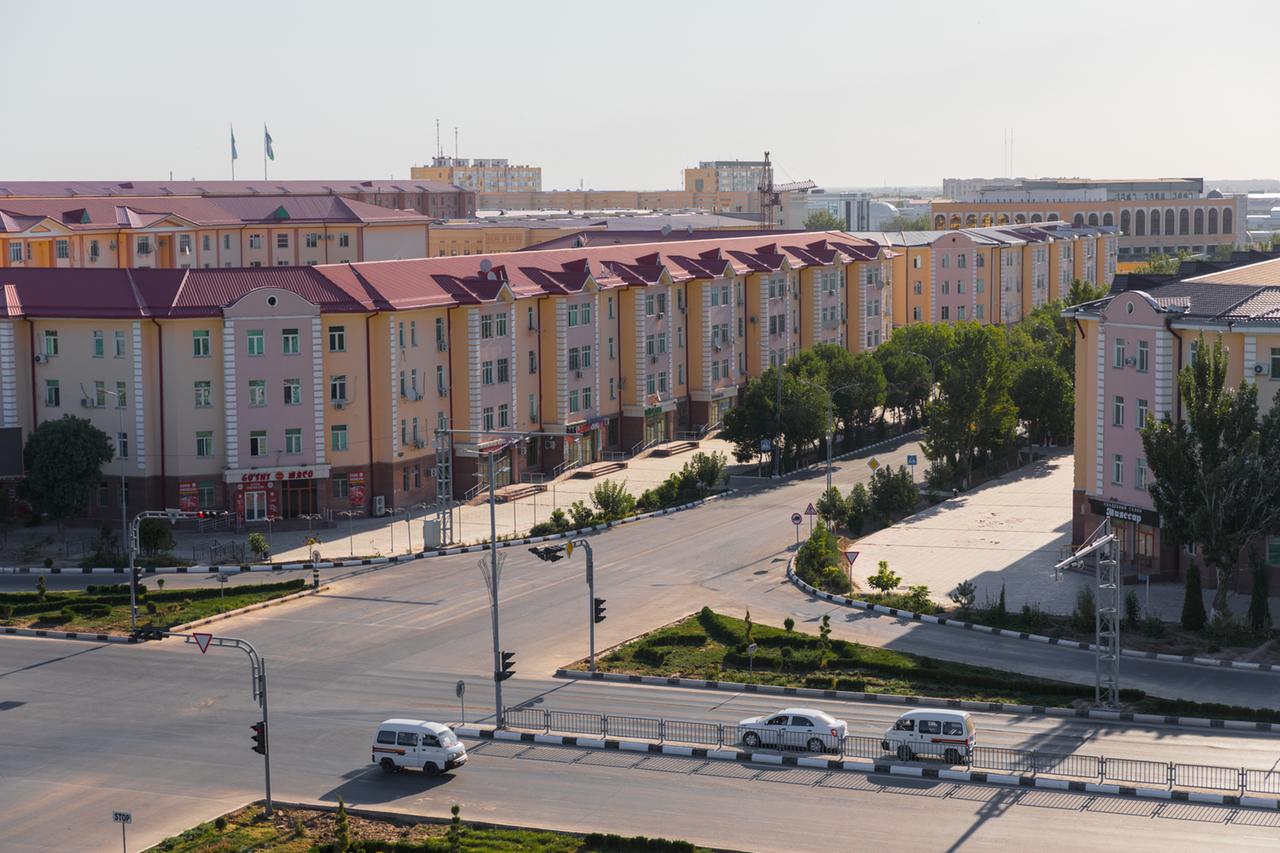 Häuser und Straßen in Nukus in der Region Karakalpakstan in Usbekistan