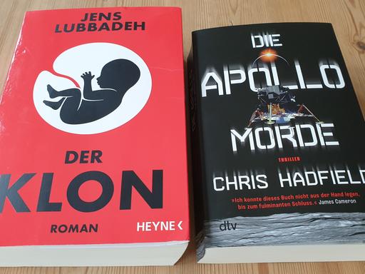 Die Bücher von Jens Lubbadeh "Der Klon" und von Chris Hadfield "Die Apollo-Morde"