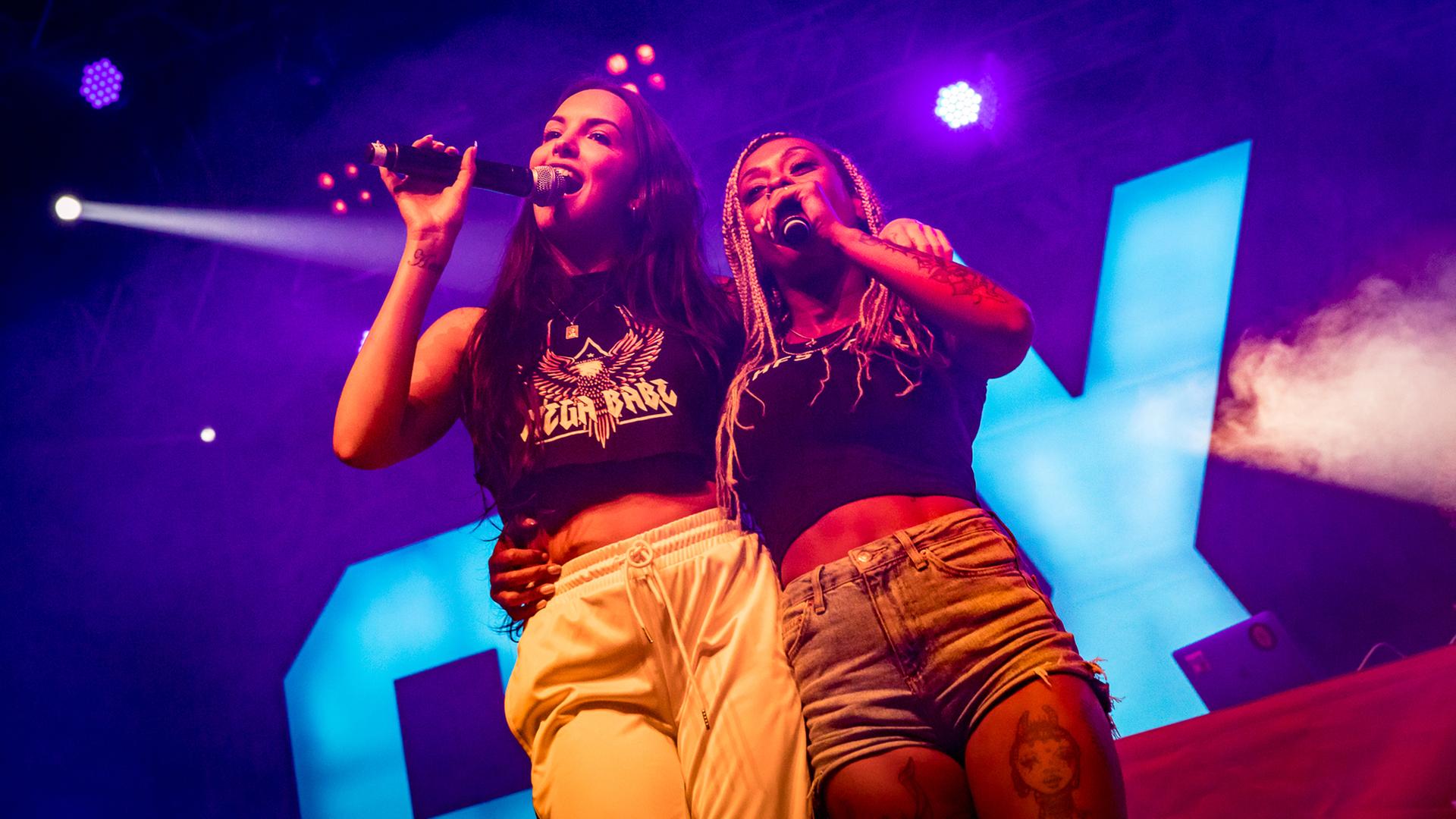 Das Rapperinnen-Duo SXTN, Juju und Nura, bei einem Auftritt, 2018. Das Rapperinnen-Duo SXTN, Juju und Nura, bei einem Auftritt, 2018.