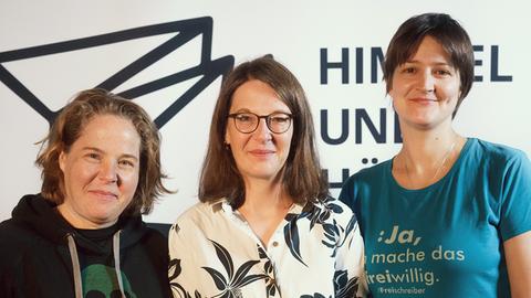 Deutschlandfunk-Redakteurin Anne Raith mit den Laudatorinnen des Himmelpreises Dr. Sigrid März (links) und Katharina Wojczenko (rechts)