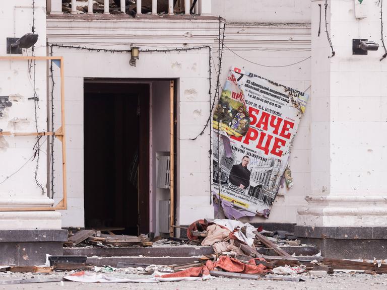 Trümmer liegen vor einem ehemaligen Eingang des  zerstörten Theaters der ukrainischen Stadt Mariupol. 