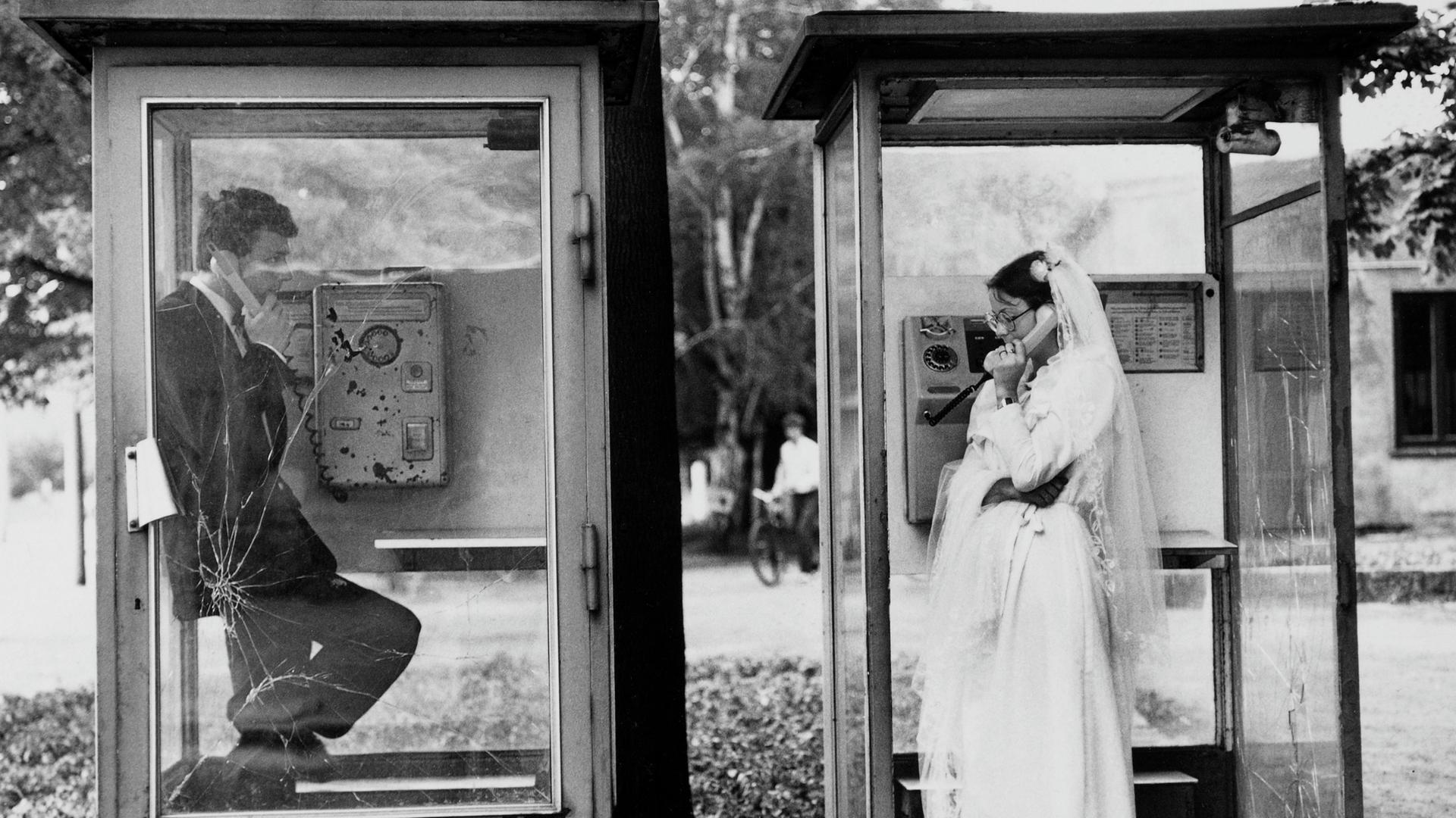 Hochzeitspaar in Telefonzellen, Leipzig, Sachsen, DDR, 1984 Hochzeitspaar in Telefonzellen, Leipzig, Sachsen, DDR, 1984