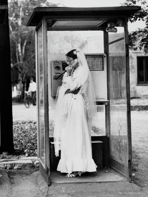 Hochzeitspaar in Telefonzellen, Leipzig, Sachsen, DDR, 1984