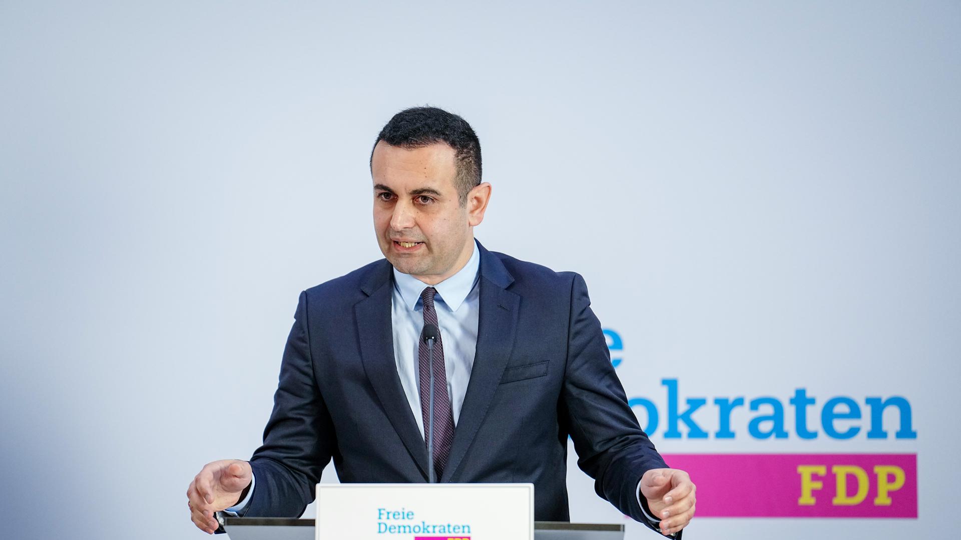 Bijan Djir-Sarai, neuer FDP-Generalsekretär, spricht auf einer Pressekonferenz zu den Medienvertretern Bijan Djir-Sarai, neuer FDP-Generalsekretär, spricht auf einer Pressekonferenz zu den Medienvertretern