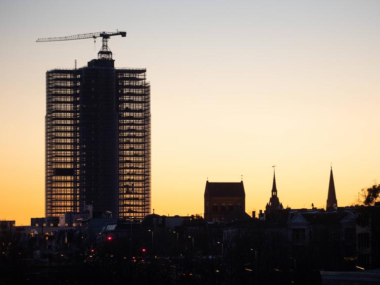 Blick auf die Baustelle eines Hochhauses am Steglitzer Kreisel im Dezember 2021 im Abendlicht.