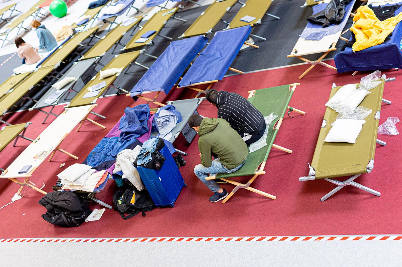 Geflüchtete sitzen in einer Flüchtlingsunterkunft im Landkreis Peine. Geflüchtete sitzen in einer Flüchtlingsunterkunft im Landkreis Peine.