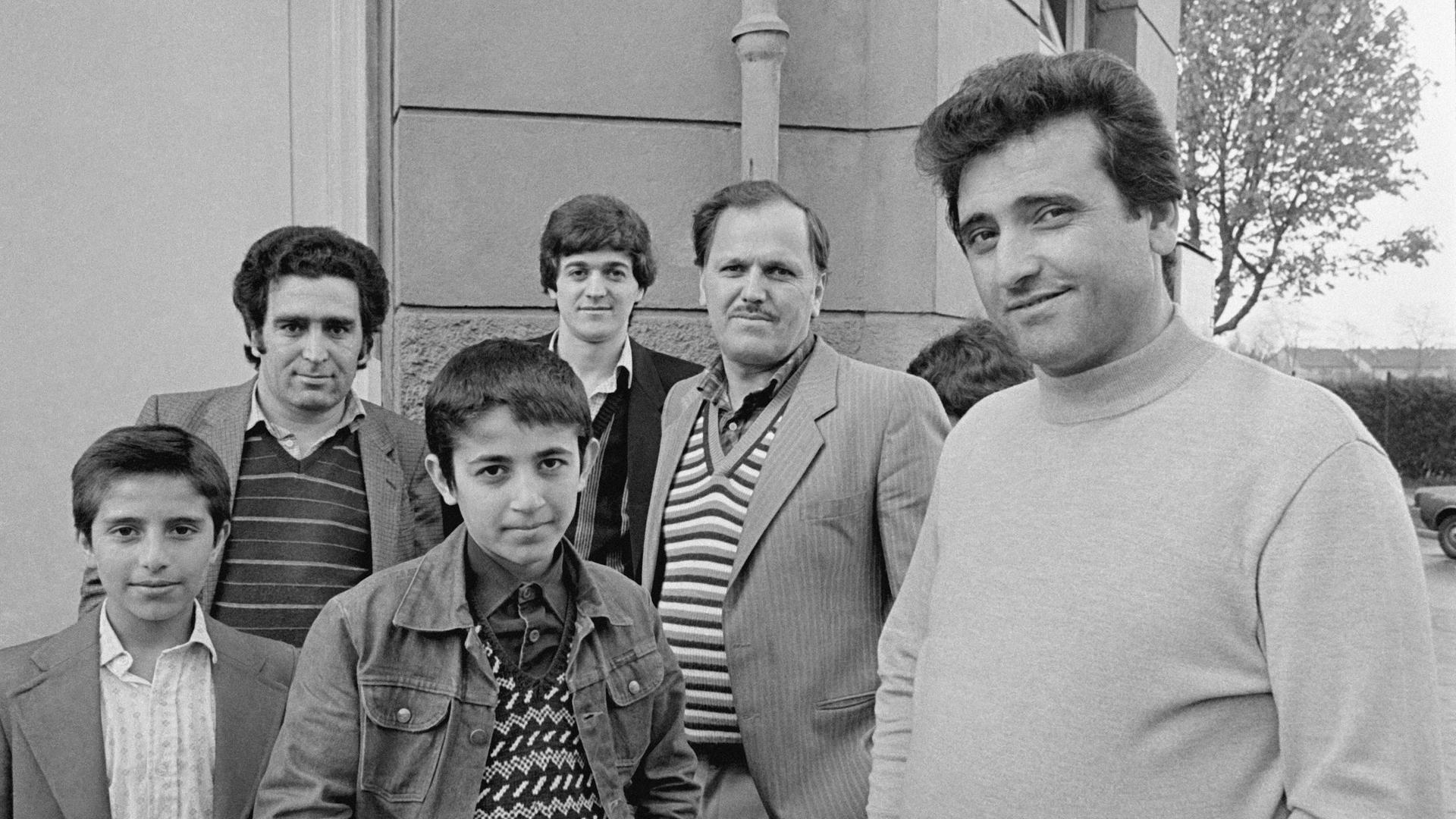 Türkische Männer und Kinder stehen vor dem Freitagsgebet vor einer Moschee, in Essen 1983. Türkische Männer und Kinder stehen vor dem Freitagsgebet vor einer Moschee, in Essen 1983.