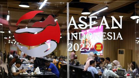 Indonesien: "ASEAN INDONESIA 2023" steht in großen Buchstaben an der Glastür zu einem Pressezentrum, in dem lokale und ausländische Medienvertreter über das ASEAN-Gipfeltreffen 2023 in Labuan Bajo berichten.