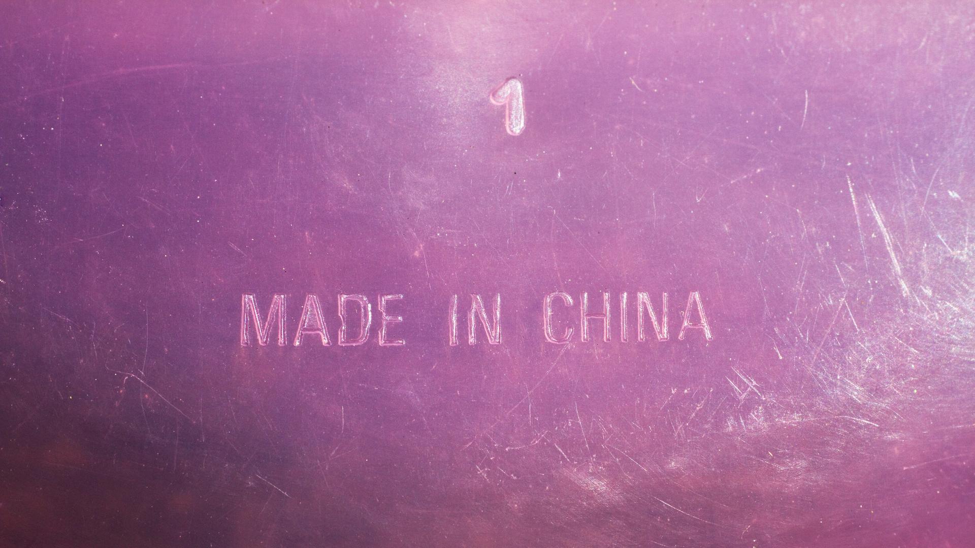 Boden eines Plastikgefäßes mit der Aufschrift "Made in China". Boden eines Plastikgefäßes mit der Aufschrift "Made in China".