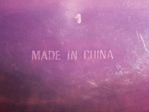 Boden eines Plastikgefäßes mit der Aufschrift "Made in China".