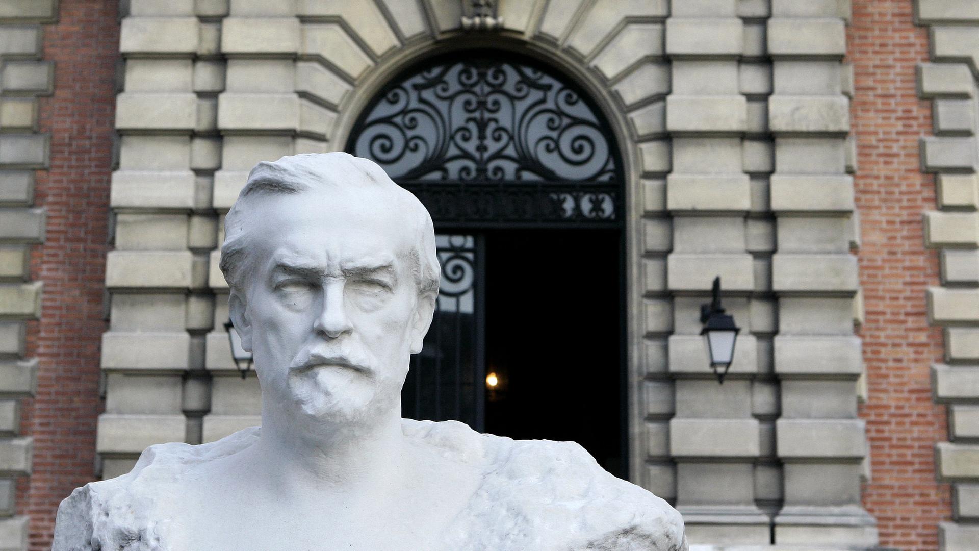 Eine Statue von Louis Pasteur Eine Statue von Louis Pasteur