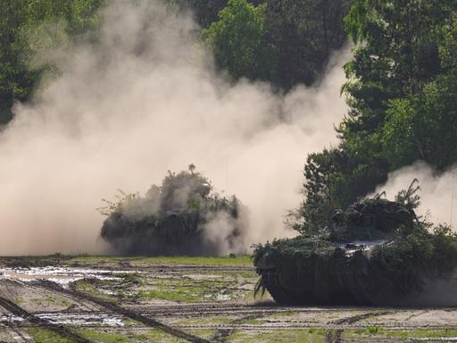 Schützenpanzer der Bundeswehr vom Typ Marder fahren während einer Gefechtsvorführung über den Übungsplatz