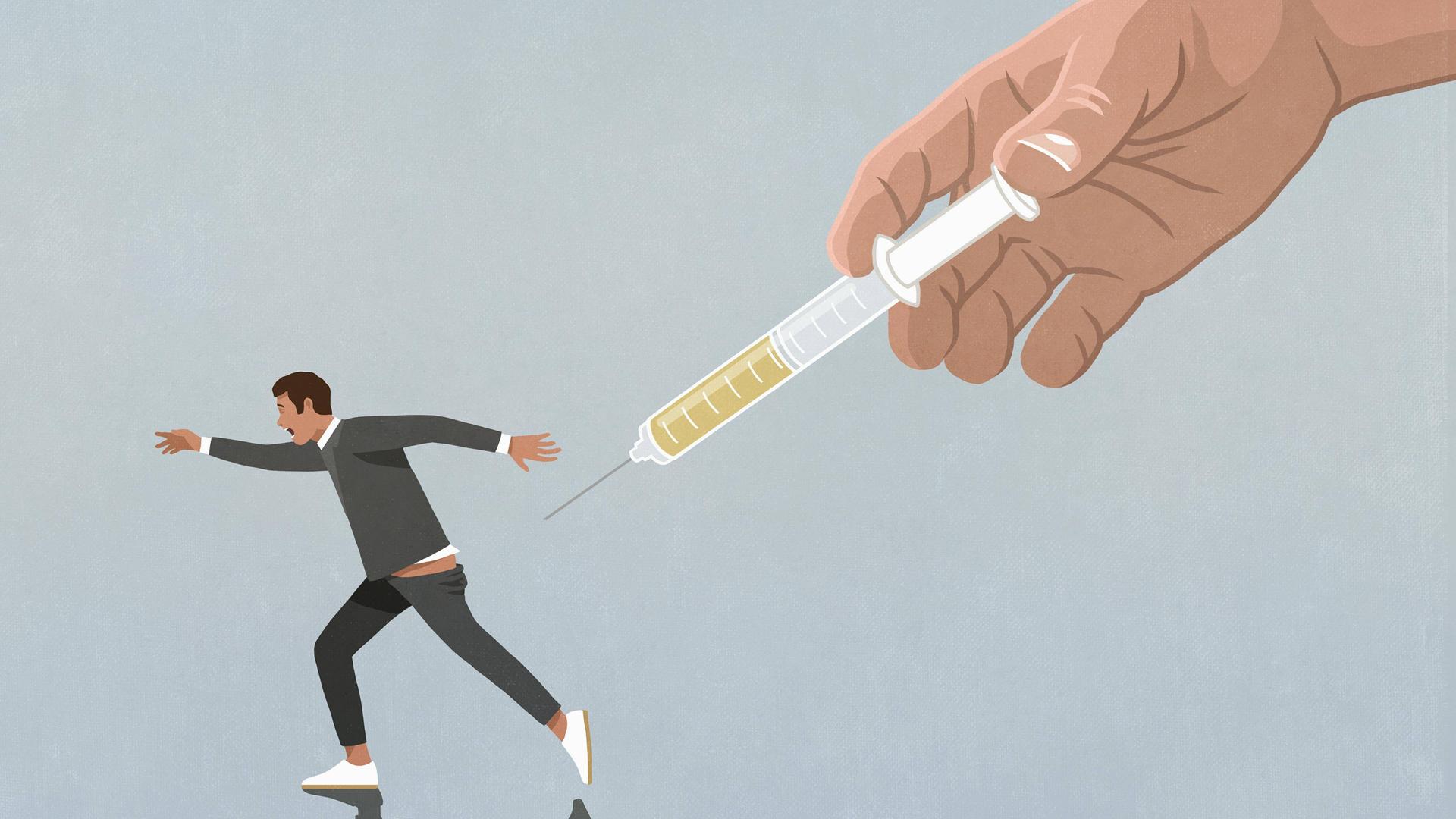 Illustration einer großen Hand mit Impfstoffspritze, die einen laufenden Mann jagt.