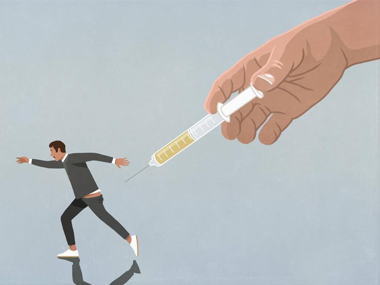 Illustration einer großen Hand mit Impfstoffspritze, die einen laufenden Mann jagt.
