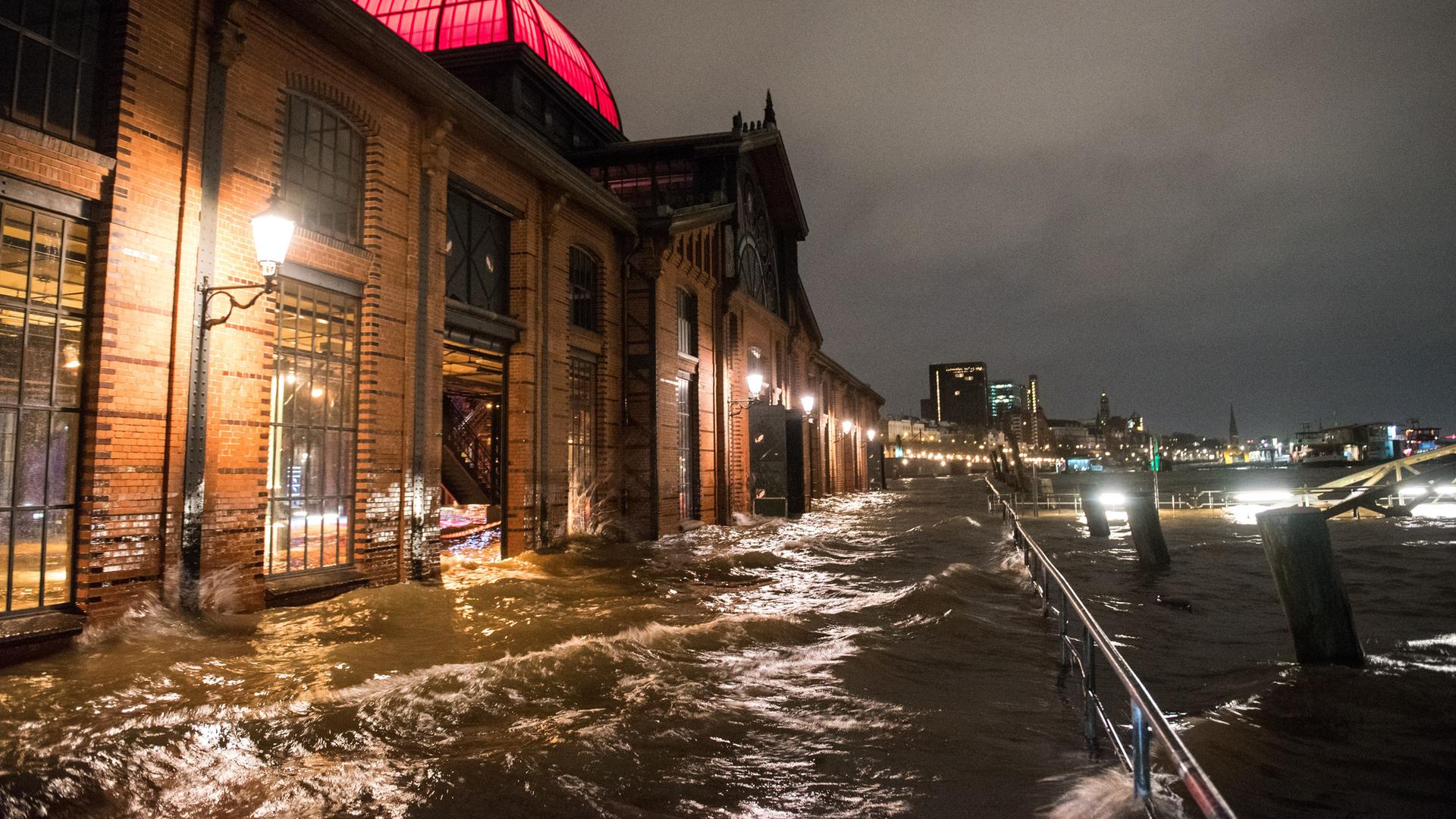 Der Fischmarkt mit der Fischauktionshalle ist am Morgen während einer Sturmflut beim Hochwasser der Elbe überschwemmt. Der Fischmarkt mit der Fischauktionshalle ist am Morgen während einer Sturmflut beim Hochwasser der Elbe überschwemmt.