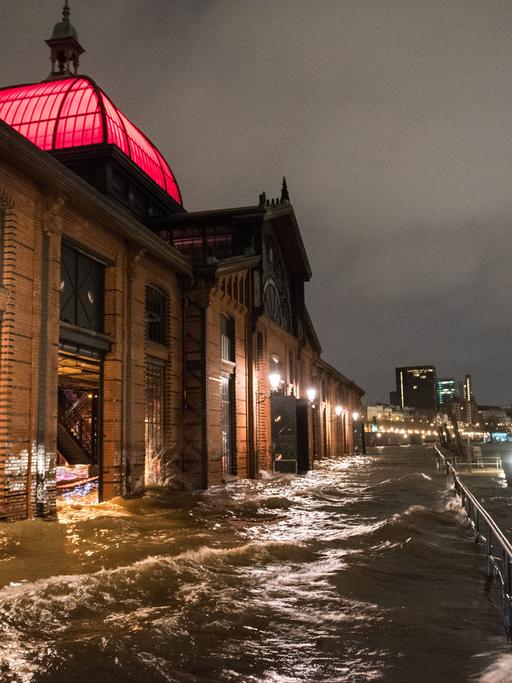 Der Fischmarkt mit der Fischauktionshalle ist am Morgen während einer Sturmflut beim Hochwasser der Elbe überschwemmt.
