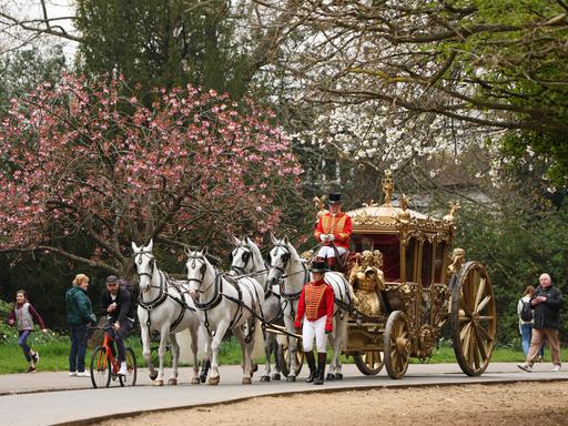 Gold State Coach wird die Kutsche genannt, die seit jeder Krönung eines englischen Königs seit George IV eingesetzt wird. Hier fährt eine Nachbildung durch den Dulwich Park in London.