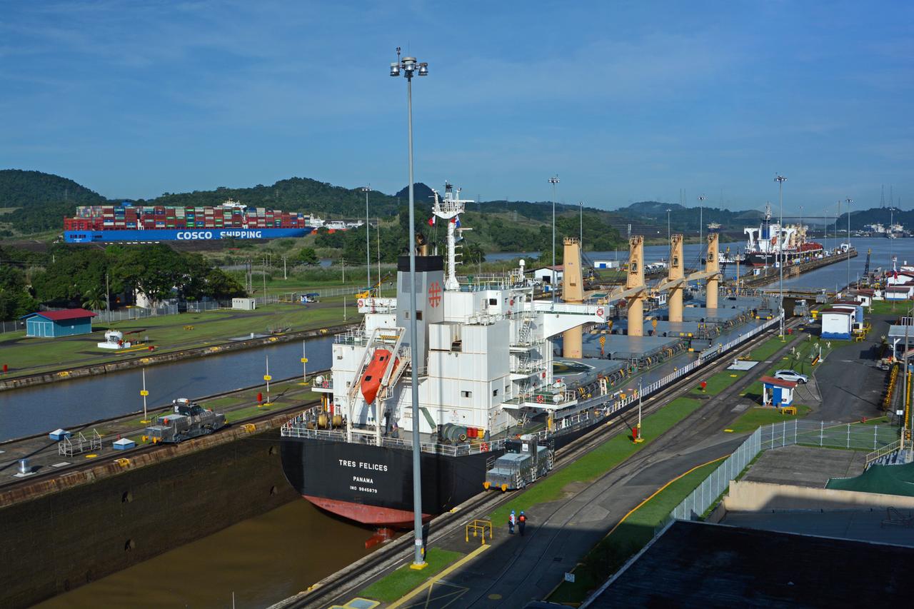 Die "Tres Felices" in der Miraflores-Schleuse; im Hintergrund das Containerschiff 