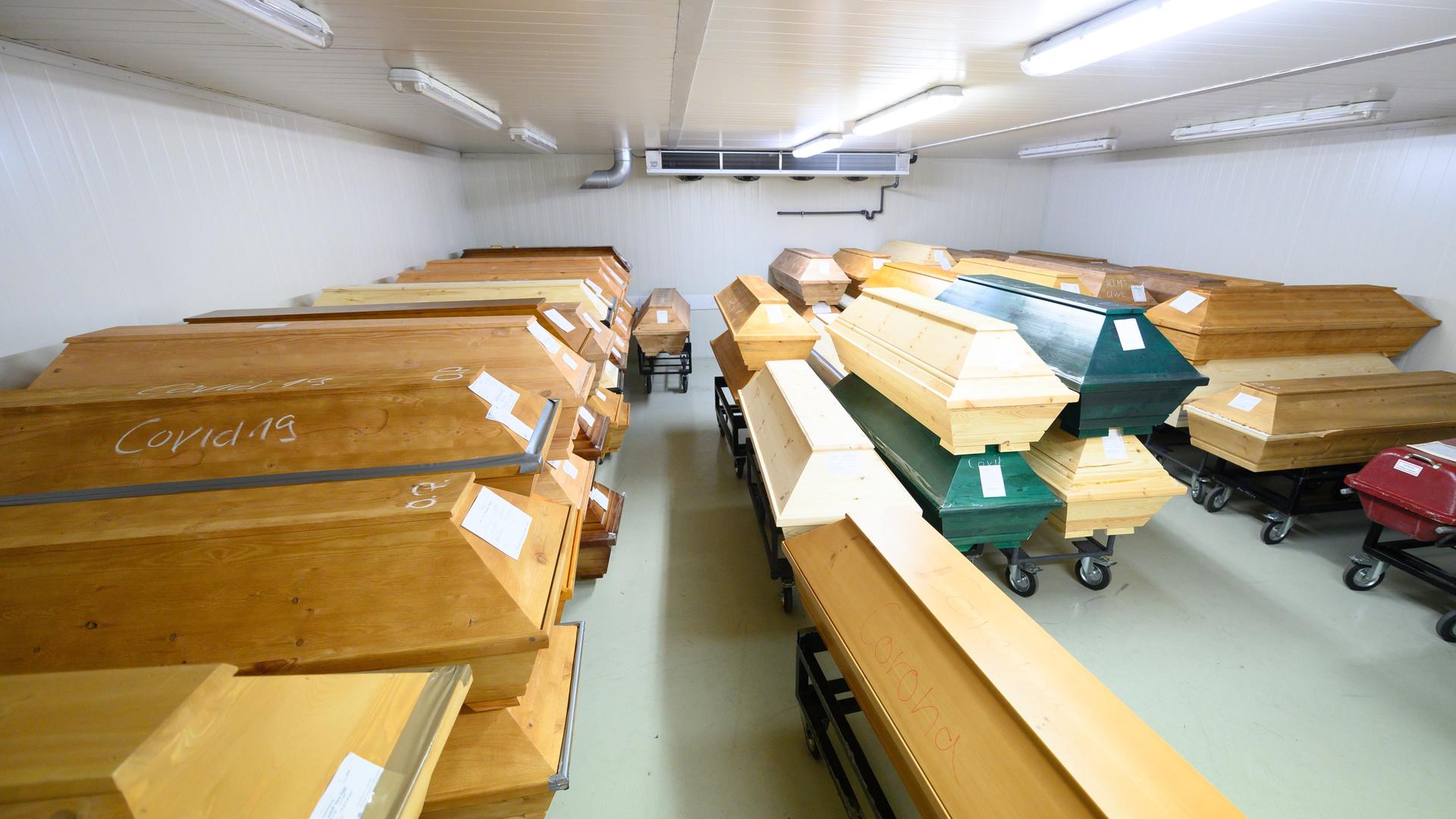 Särge im Kühlhaus eines Krematoriums. Särge im Kühlhaus eines Krematoriums.