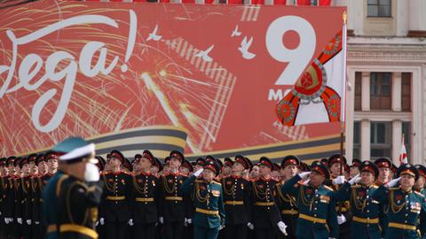 Eine Militärparde zum 77. Jahrestags des Sieges Russlands über Nazi-Deutschland in St. Petersburg 