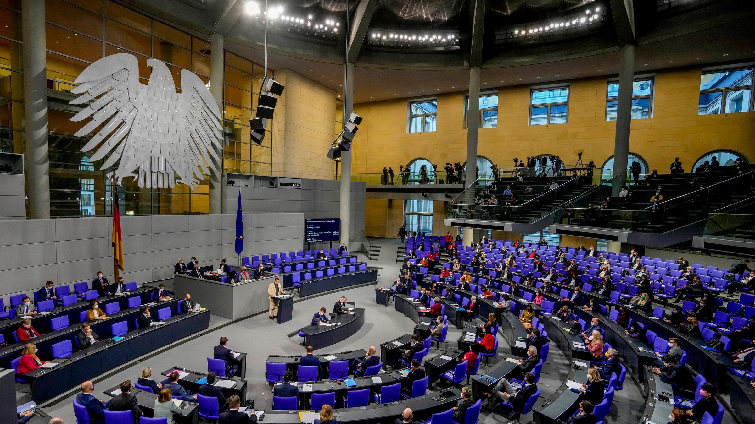 Blick in den Plenar-Saal des Bundestages. Die Abgeordneten diskutieren über die Impf-Pflicht.